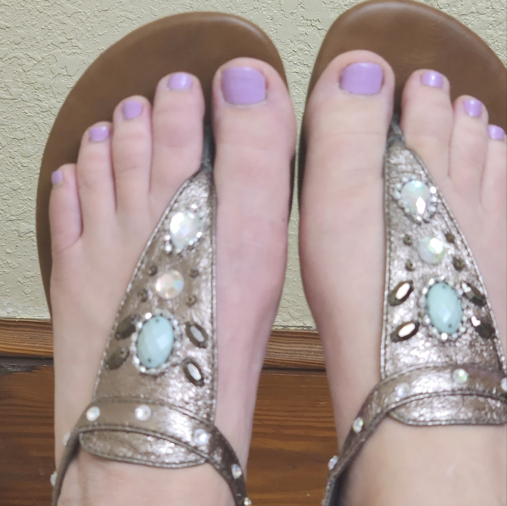 SUPER CUTE~ WOMENS~ MAURICES ~FLAT THONG SANDALS ~SIZE 8~ EXCELLENT CONDITION